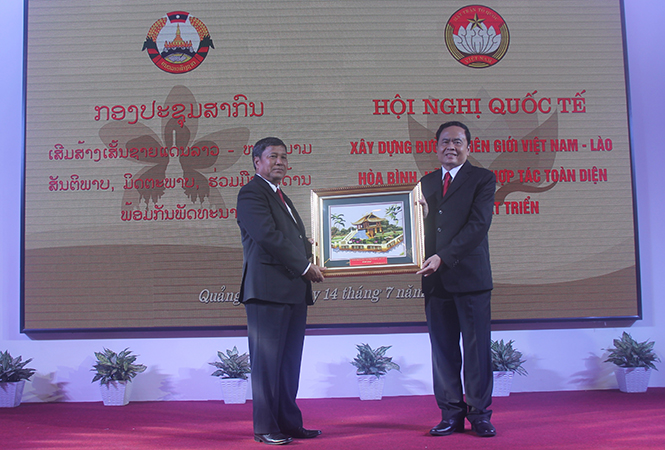 Đồng chí Trần Thanh Mẫn, Ủy viên Trung ương Đảng, Chủ tịch Ủy ban Trung ương MTTQVN tặng quà cho Mặt trận Lào xây dựng đất nước.