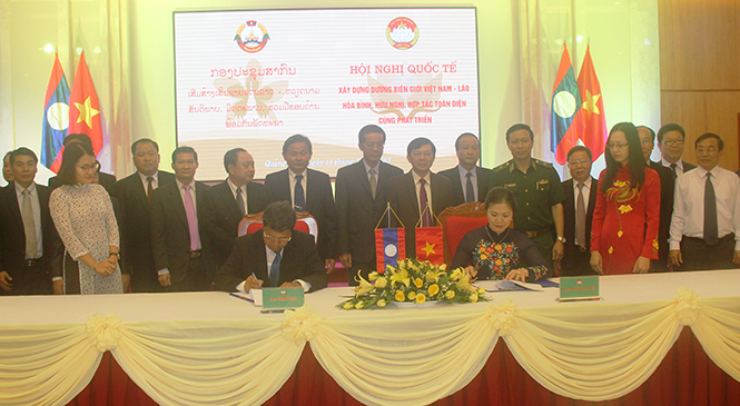 Đại diện Ủy ban Trung ương MTTQVN và Ủy ban Trung ương Mặt trận Lào xây dựng đất nước ký kết giao ước xây dựng đường biên giới Việt-Lào hòa bình, hữu nghị, hợp tác cùng phát triển giai đoạn 2017-2020.