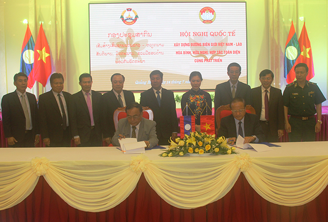Đại diện Ủy ban MTTQVN tỉnh Quảng Bình và Ủy ban Mặt trận Lào xây dựng đất nước tỉnh Khăm Muộn ký kết giao ước xây dựng đường biên giới Việt-Lào hòa bình, hữu nghị, hợp tác cùng phát triển giai đoạn 2017-2020. 