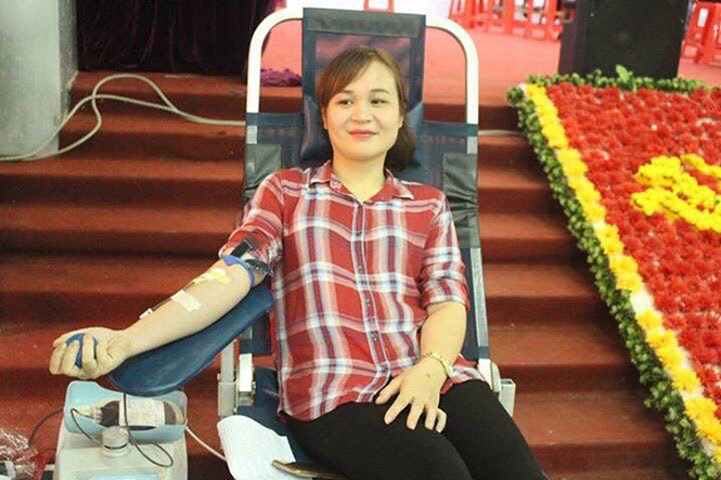 Chị Nguyễn Thị Thủy tại Ngày hội hiến máu tình nguyện do Hội Chữ thập đỏ thị xã tổ chức.