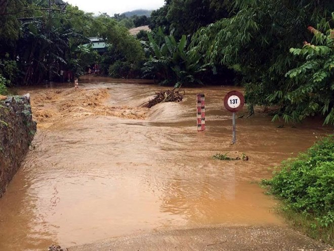  Lũ tràn qua đập tràn tại thị trấn Nà Phặc, huyện Ngân Sơn, Bắc Kạn. (Ảnh: Đức Hiếu/TTXVN)