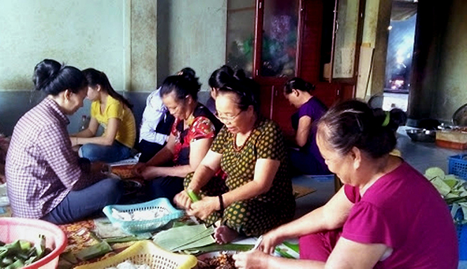 Cựu TNXP Hà Thị Xuân hướng dẫn các hội viên nữ học làm bánh lọc để phát triển kinh tế.