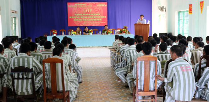 Bồi dưỡng kiến thức pháp luật cho các phạm nhân tại Trại giam Đồng Sơn.