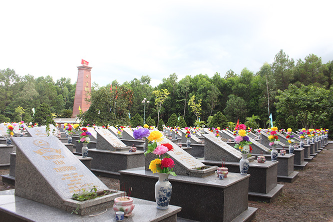 Những phần mộ liệt sỹ tại nghĩa trang TNXP Thọ Lộc được ông Cư chăm sóc chu đáo.