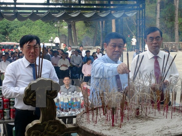 Phó Thủ tướng Vương Đình Huệ cùng đoàn công tác dâng hương tri ân các anh hùng liệt sỹ tại Quảng Trị. (Ảnh: Trần Tĩnh/TTXVN)