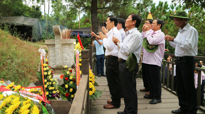 Cán bộ, công nhân viên lao động của NHCSXH đã kính cẩn dâng hương viếng mộ Đại tướng Võ Nguyên Giáp tại Vũng Chùa, xã Quảng Đông (Quảng Trạch)
