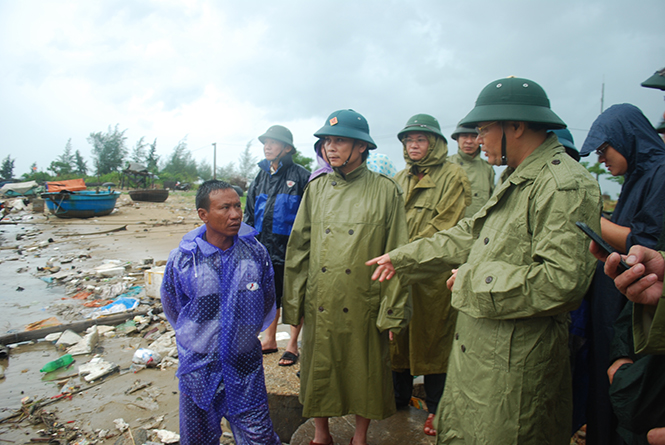 Đồng chí Phó Chủ tịch UBND tỉnh Lê Minh Ngân kiểm tra công tác ứng phó với bão số 2 ở xã Cảnh Dương (huyện Quảng Trạch).