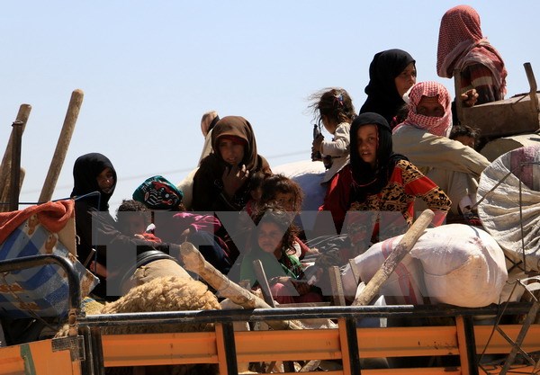 Dân thường Syria chạy khỏi các khu vực IS chiếm đóng tại Raqqa ngày 8-6. (Nguồn: EPA/TTXVN)