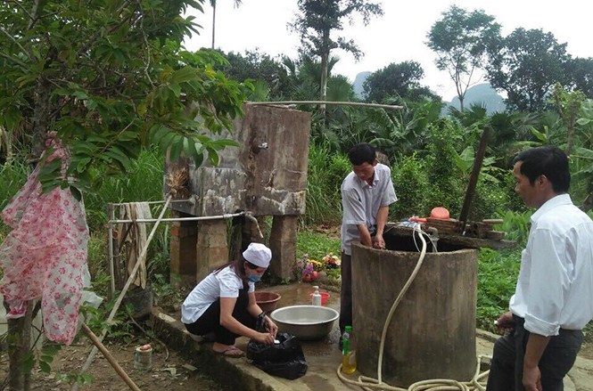 Cán bộ nhân viên Trung tâm Y tế dự phòng Minh Hóa khử trùng nguồn nước phục vụ sinh hoạt cho người dân.