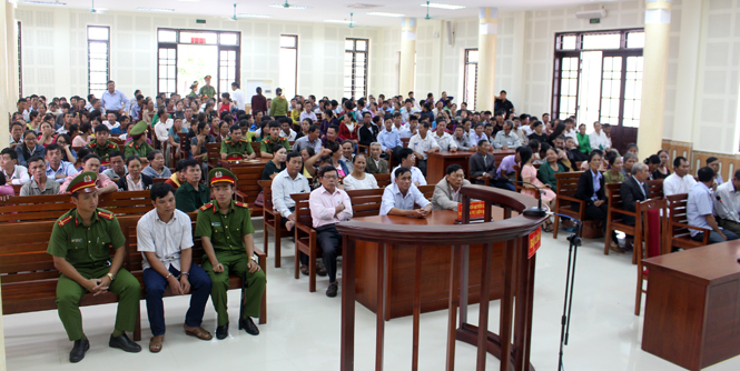 Hàng trăm người dân, bị hại ở xã Hoàn Trạch và huyện Bố Trạch đến tham dự phiên tòa xét xử Nguyễn Ngọc Sơn