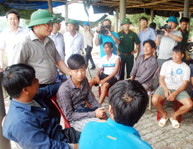 Đồng chí Lê Minh Ngân, Tỉnh ủy viên, Phó Chủ tịch UBND tỉnh thăm hỏi, động viên bà con ngư dân bị thiệt hại do cơn bão số 2 gây ra tại Cảng Hòn La.
