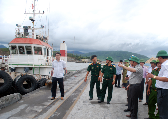 Đồng chí Phó Chủ tịch UBND tỉnh chỉ đạo công tác khắc phục thiệt hại do cơn bão số 2 gây ra tại Cảng Hòn La                     