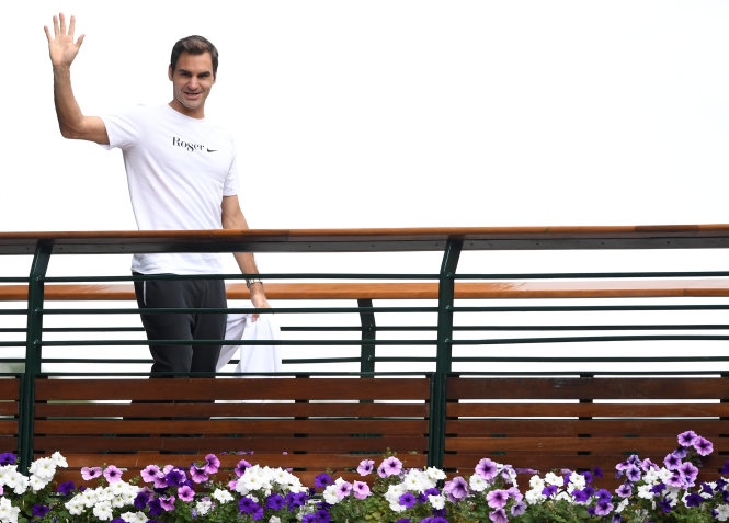 Federer được truyền thông thế giới ca ngợi hết lời sau chức vô địch Wimbledon 2017. Ảnh: REUTERS