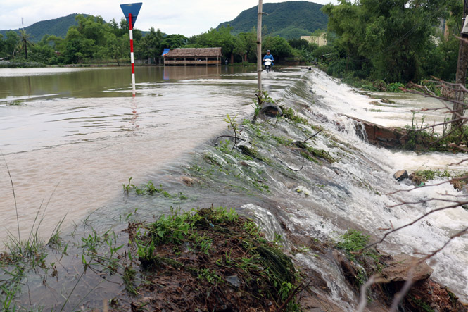 Một tuyến đường liên thôn ở xã Tiến Hoá bị lũ tràn qua.