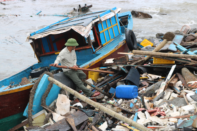 Tàu cá của ngư dân huyện QUảng Trạch bị hư hại do ảnh hưởng của bão số 2.