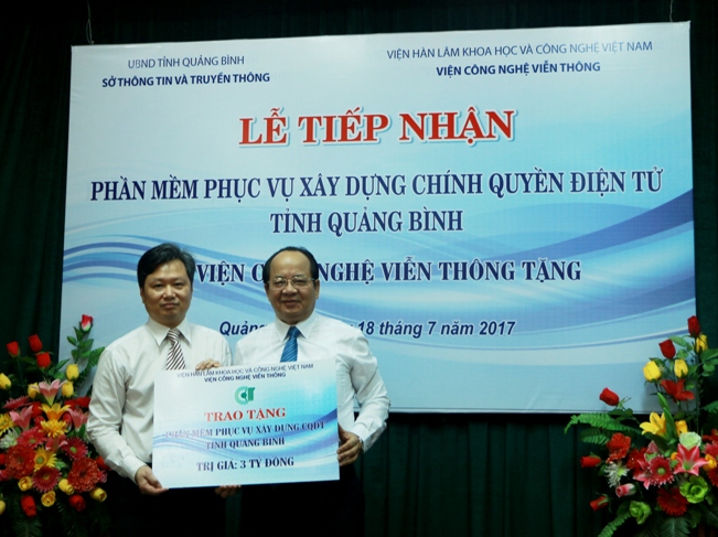  Giáo sư - Viện sỹ Hoàng Quang Thuận, Viện trưởng Viện Công nghệ Viễn thông trao tặng phần mềm phục vụ xây dựng chính quyền điện tử cho tỉnh Quảng Bình. 
