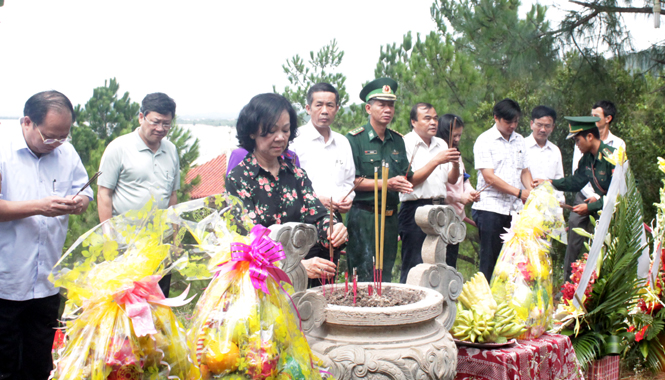 Đồng chí Trương Thị Mai, Trưởng Ban Dân vận Trung ương cùng đoàn đại biểu dâng hương tại mộ Đại tướng Võ Nguyên Giáp.