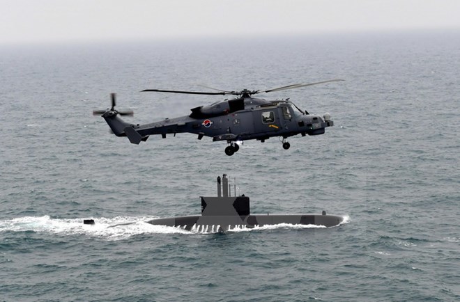 Trực thăng và tàu ngầm của Hàn Quốc tham gia cuộc diễn tập trên Hoàng Hải ngày 5-7. (Nguồn: EPA/TTXVN)