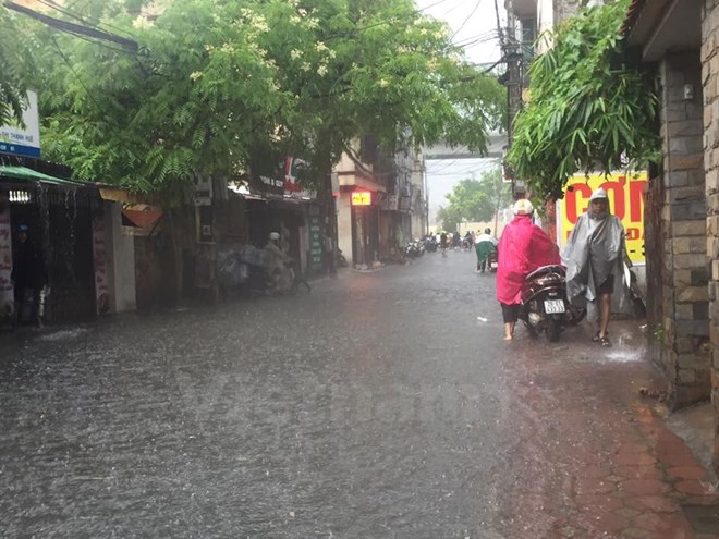 Mưa ngập tại Hà Nội đã khiến cho nhiều xe chết máy. (Nguồn: Sơn Bách/Vietnam+)