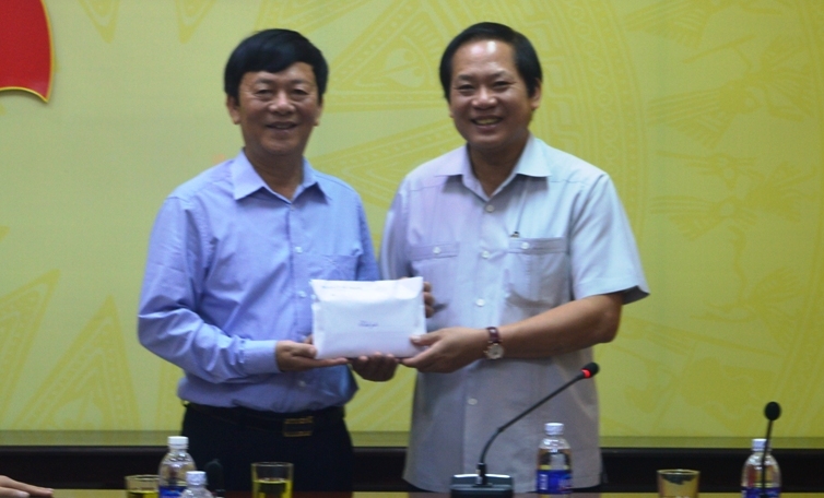 Đồng chí Trương Minh Tuấn, Bộ trưởng Bộ Thông tin và truyền thông trao các suất quà cho các gia đình chính sách tại huyện Bố Trạch.