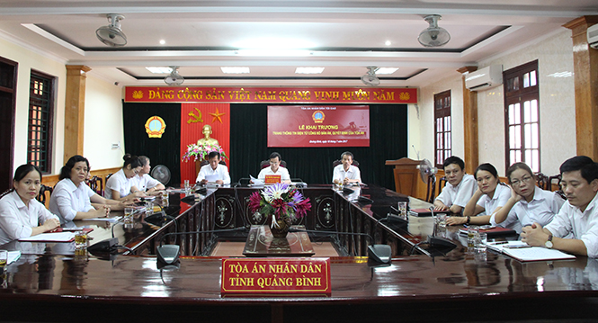 Các đại biểu dự lễ khai trương tại điểm cầu Toà án nhân dân tỉnh Quảng Bình.