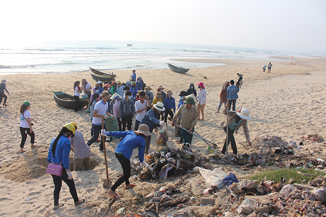 Nhân dân các xã biển Bố Trạch tập trung xử lý vệ sinh sau sự cố môi trường biển.