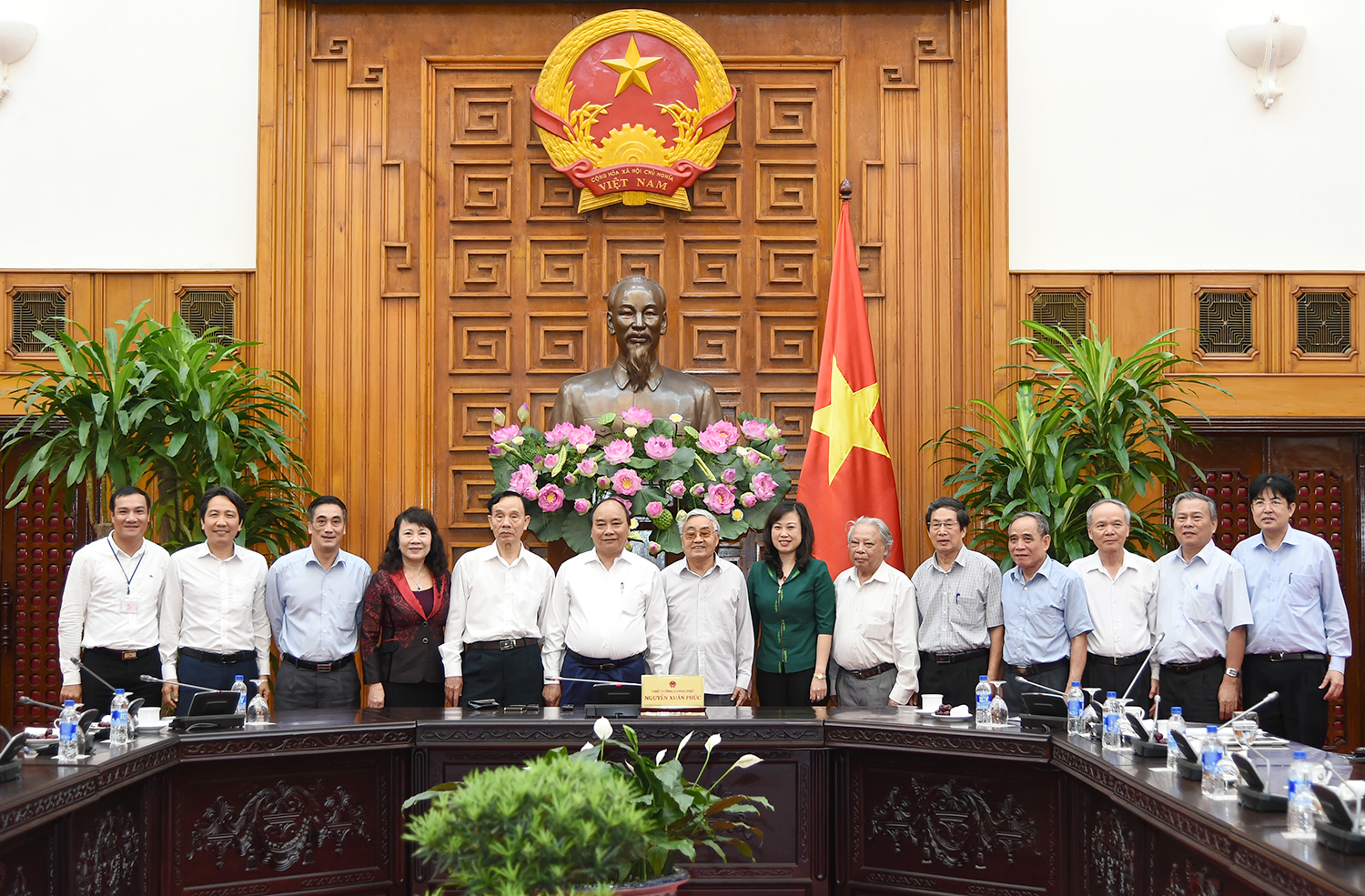 Thủ tướng Nguyễn Xuân Phúc và lãnh đạo Hội Cựu giáo chức Việt Nam, một số bộ ngành Trung ương. Ảnh: VGP/Quang Hiếu