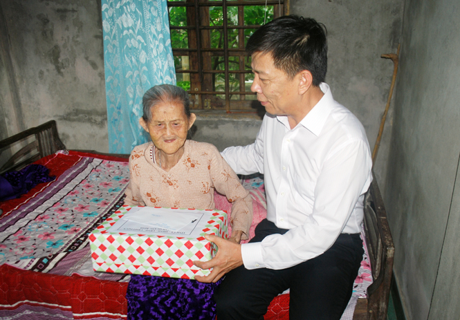 Đồng chí Nguyễn Hữu Hoài, Phó Bí thư Tỉnh ủy, Chủ tịch UBND tỉnh thăm và tặng quà BMVNAH Lê Thị Bòn.