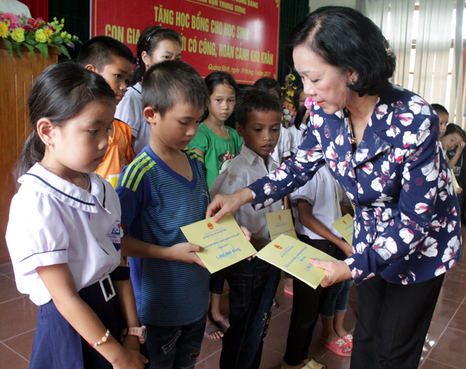  Đồng chí Trương Thị Mai, Trưởng ban Dân vận Trung ương trao tặng học bổng cho các em học sinh có hoàn cảnh khó khăn và con gia đình người có công trên địa bàn huyện Quảng Ninh