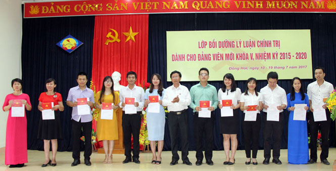 Đại diện lãnh đạo Đảng ủy khối các cơ quan tỉnh trao Giấy chứng nhận hoàn thành chương trình bồi dưỡng lý luận chính trị Đảng viên mới cho các học viên.