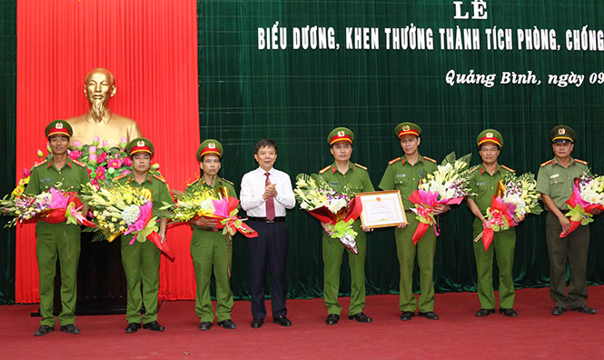 Đồng chí Chủ tịch UBND tỉnh Nguyễn Hữu Hoài thưởng nóng cho lực lượng phá án phòng Cảnh sát ĐTTP về ma túy Công an tỉnh.