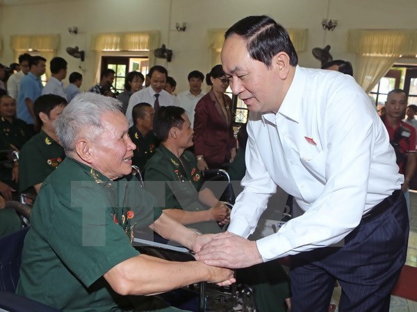 Chủ tịch nước Trần Đại Quang thăm hỏi, động viên và tặng quà cho các thương, bệnh binh tại Trung tâm Điều dưỡng Thương binh Duy Tiên. (Ảnh: Nhan Sáng/TTXVN)