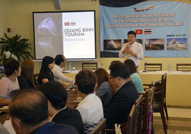 Đại diện lãnh đạo Sở Du lịch Quảng Bình giới thiệu tiềm năng du lịch Quảng Bình tại Chiang Rai.