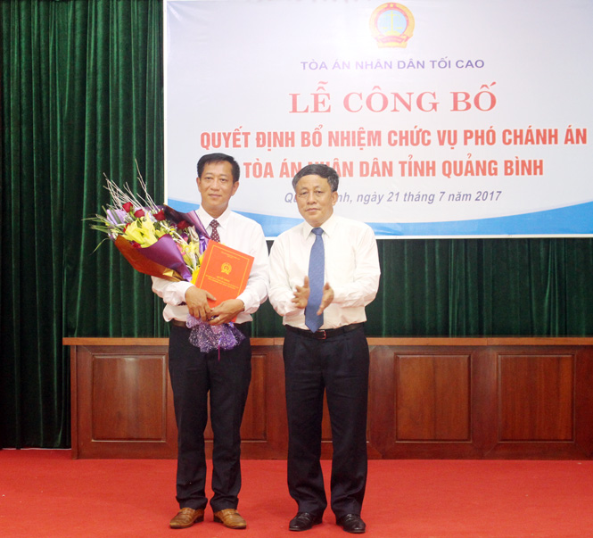 Phó Chánh án TAND Tối cao Nguyễn Văn Thuân trao Quyết định của Chánh án TAND Tối cao bổ nhiệm Phó Chánh án TAND tỉnh cho ông Nguyễn Hữu Tuyến. 