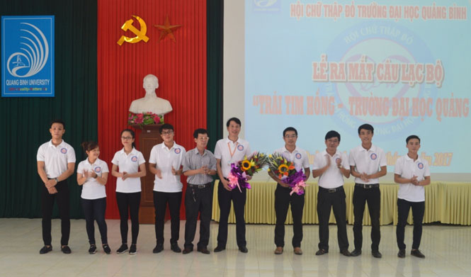 Ban chủ nhiệm lâm thời CLB “Trái tim hồng- Trường Đại học Quảng Bình ra mắt trước toàn thể hội nghị.
