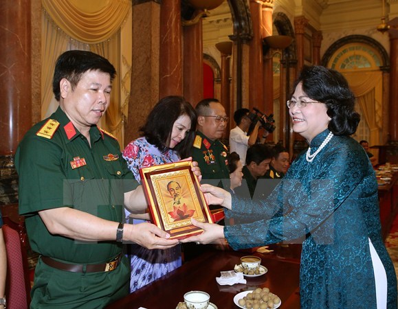 Phó Chủ tịch nước Đặng Thị Ngọc Thịnh tặng ảnh Bác Hồ cho các đại biểu. (Ảnh: Nguyễn Dân/TTXVN)