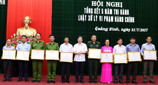 Đồng chí Nguyễn Tiến Hoàng, TUV, Phó Chủ tịch UBND tỉnh trao Bằng khen của UBND tỉnh cho các tập thể, cá nhân có thành tích xuất sắc trong 5 năm triển khai thi hành Luật XLVPHC.