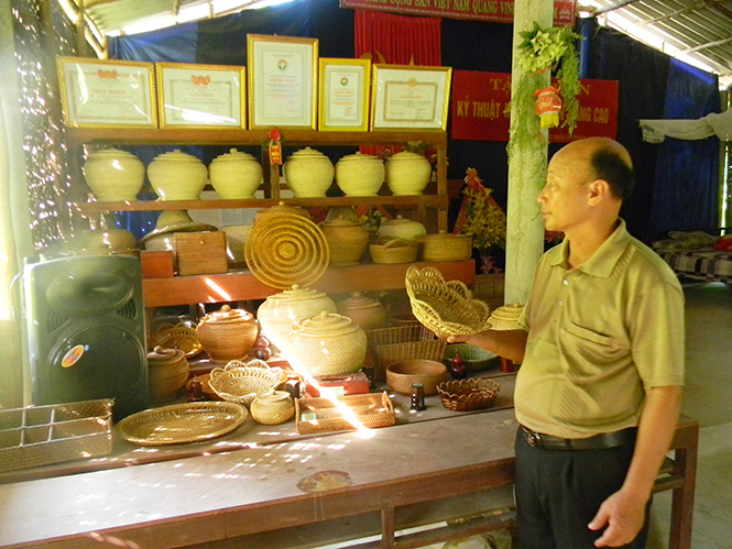 Ông Lê Viết Sơn giới thiệu các sản phẩm của HTX Mây tre đan Vân Sơn.