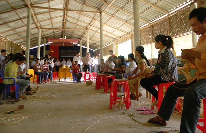 Các lao động làm việc tại HTX Mây tre đan Vân Sơn.