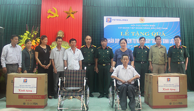 Đại diện Hội CCB Tập đoàn Petrolimex tặng xe lăn cho các thương, bệnh binh có hoàn cảnh khó khăn ở tỉnh ta.