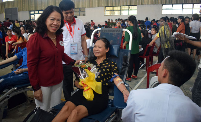 Phó Giáo sư, Tiến sỹ Nguyễn Thị Xuân Thu, Chủ tịch Hội chữ thập đỏ Việt Nam tặng hao và động viện các đoàn viên tham gia hiến máu