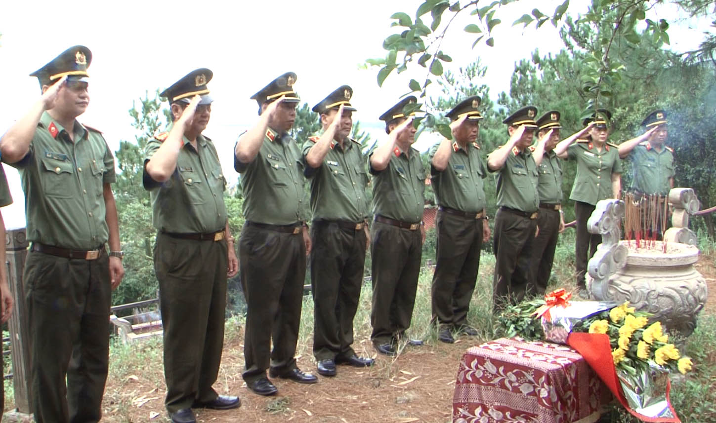 Đoàn cán cán bộ lãnh đạo Học viện Chính trị Công an nhân dân viếng mộ Đại tướng