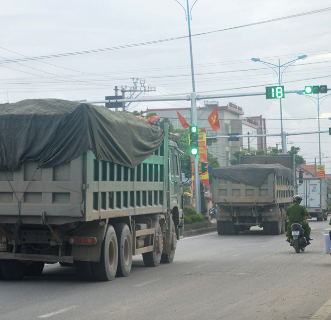 Các phương tiện vận chuyển cát đi qua địa bàn thị xã Ba Đồn đã được kiểm soát