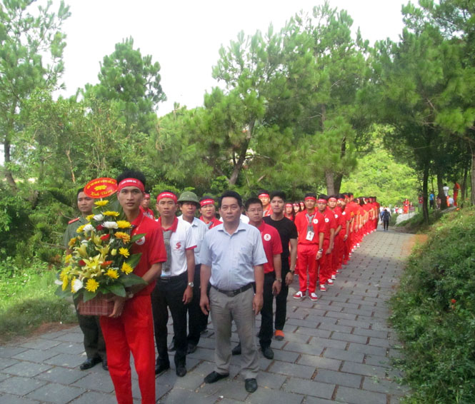 Các tình nguyện viên Hành trình đỏ viếng mộ Đại tướng Võ Nguyên Giáp tại Vũng Chùa, xã Quảng Đông (Quảng Trạch)
