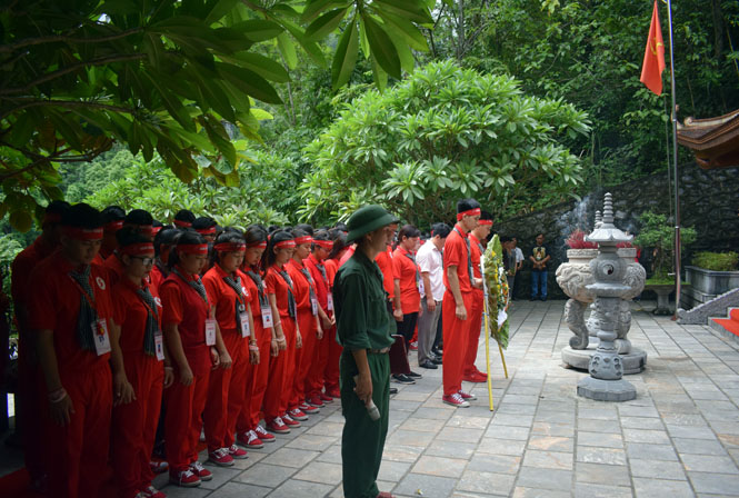 Đoàn Hành trình đỏ dâng hương tại Đền tưởng niệm các anh hùng liệt sỹ đường 20 Quyết Thắng