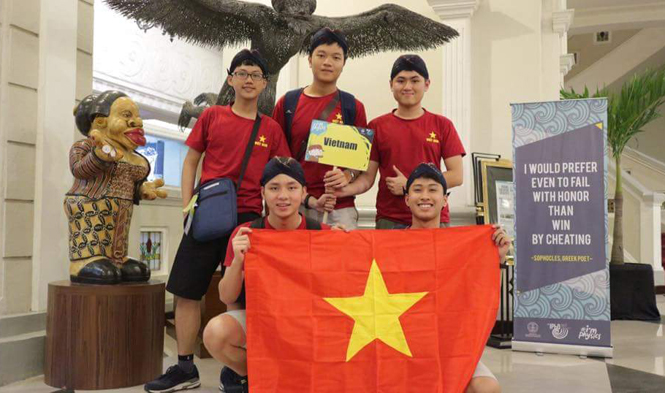5 chàng trai của Đội tuyển Olympic Vật lý Quốc tế lần thứ 48 (IPhO 2017) Việt Nam tại nước Cộng hòa In-đô-nê-xi-a.
