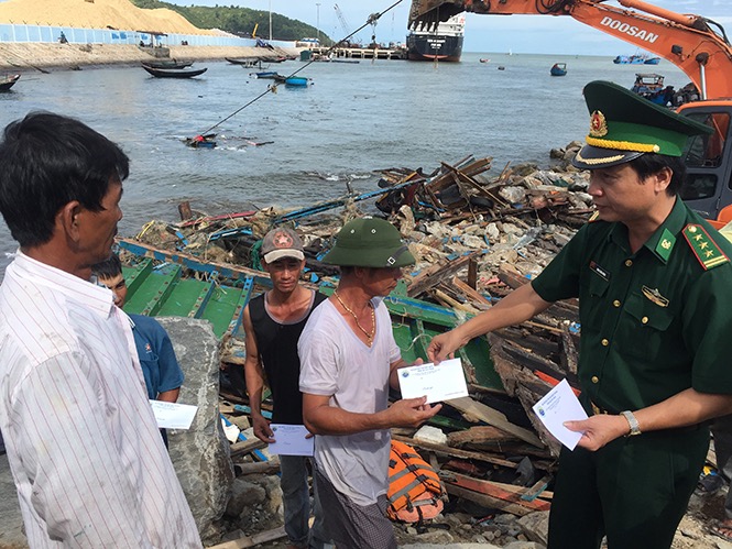 Thượng tá Đinh Xuân Hùng, Chủ nhiệm Chính trị BĐBP tỉnh thăm hỏi và tặng quà hỗ trợ cho các ngư dân xã Quảng Đông, huyện Quảng Trạch.