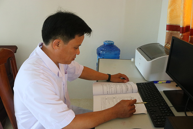 Bác sĩ Tưởng Sỹ Hùng, con trai liệt sỹ Tưởng Khoa, hiện là Trạm trưởng Trạm y tế xã Quảng Tùng, Quảng Trạch.