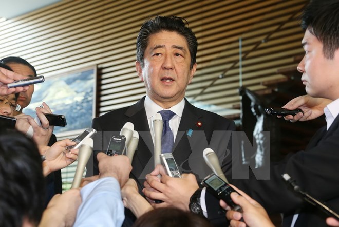 Thủ tướng Nhật Bản Shinzo Abe trả lời báo giới tại thủ đô Tokyo. (Nguồn: AFP/TTXVN)