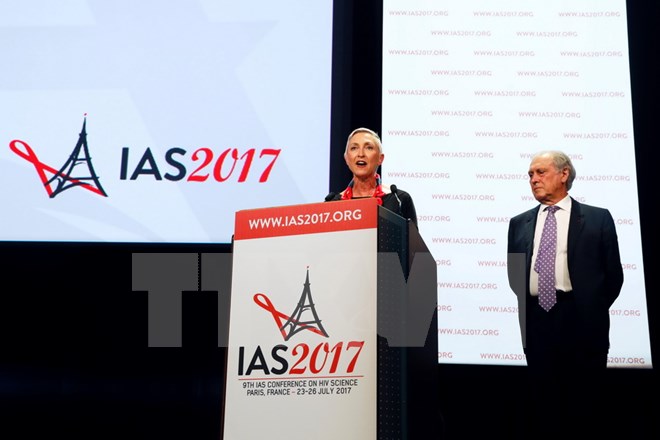Chủ tịch Viện xã hội quốc tế về AIDS Linda-Gail Bekker (trái) và Chủ tịch Ủy ban Tư vấn đạo đức quốc gia Pháp kiêm Chủ tịch Hội nghị Jean-Francois Delfraissy phát biểu tại lễ khai mạc hội nghị. (Nguồn: AFP/TTXVN)